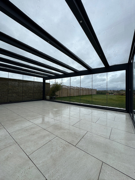 Terraza de aluminio con solárium de vidrio Skyview UltraLine 