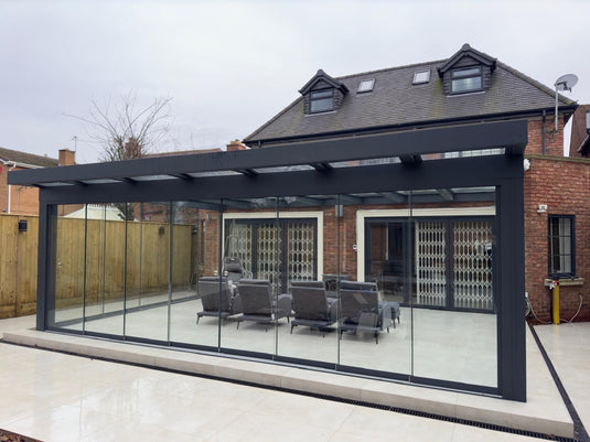 Terraza de aluminio con solárium de vidrio Skyview UltraLine 