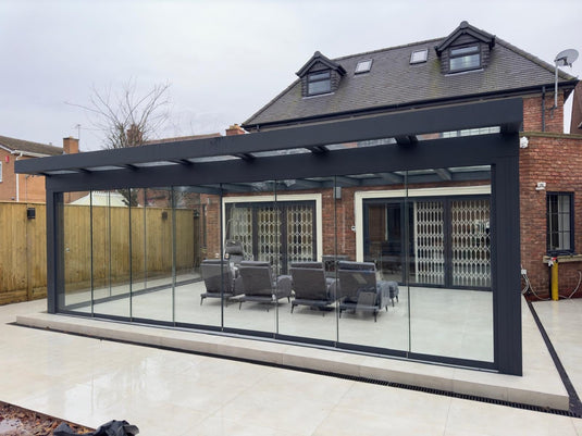 Terraza de aluminio con solárium de vidrio Skyview UltraLine 