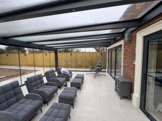 Terraza de aluminio con solárium de vidrio Skyview UltraLine 
