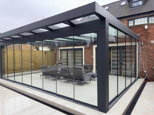 Terraza de aluminio con solárium de vidrio Skyview UltraLine 