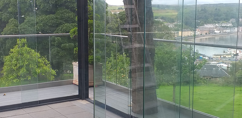 Laden Sie das Bild in Galerie -Viewer, Nova – Titan-Aluminium-Pergola, 4 m x 3 m, rechteckig, optionale Glasschiebetüren – Grau 

