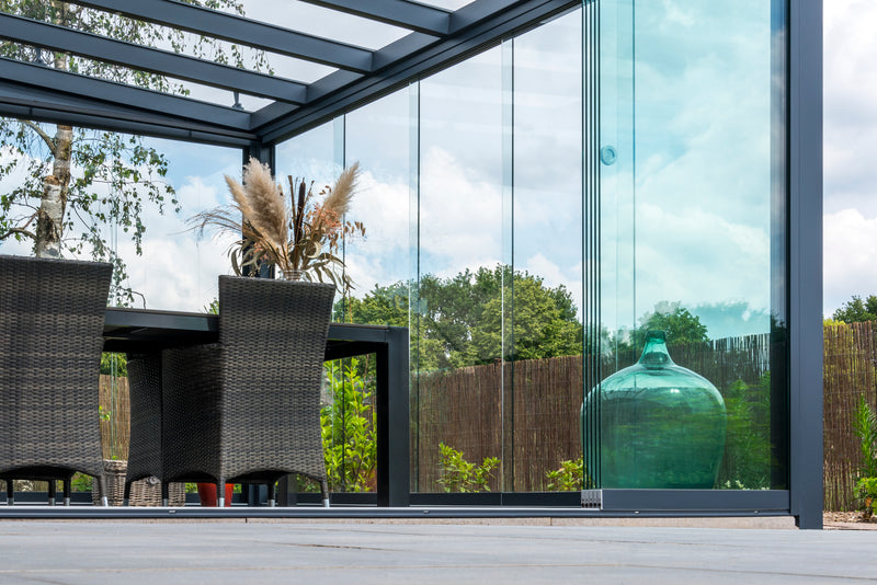 Laden Sie das Bild in Galerie -Viewer, Nova – Titan-Aluminium-Pergola, 4 m x 3 m, rechteckig, optionale Glasschiebetüren – Grau 
